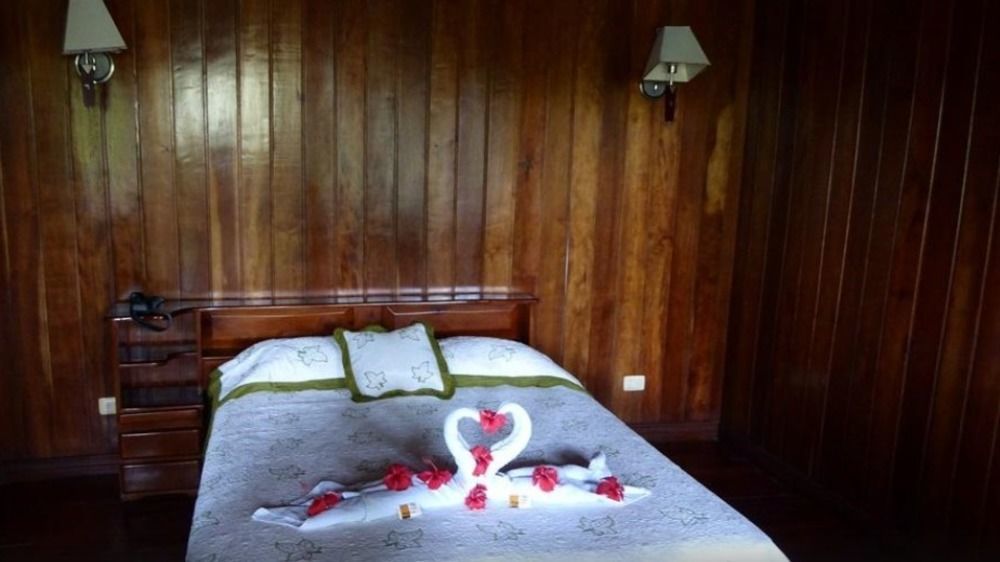 Miss Junies Lodge Tortuguero Eksteriør billede
