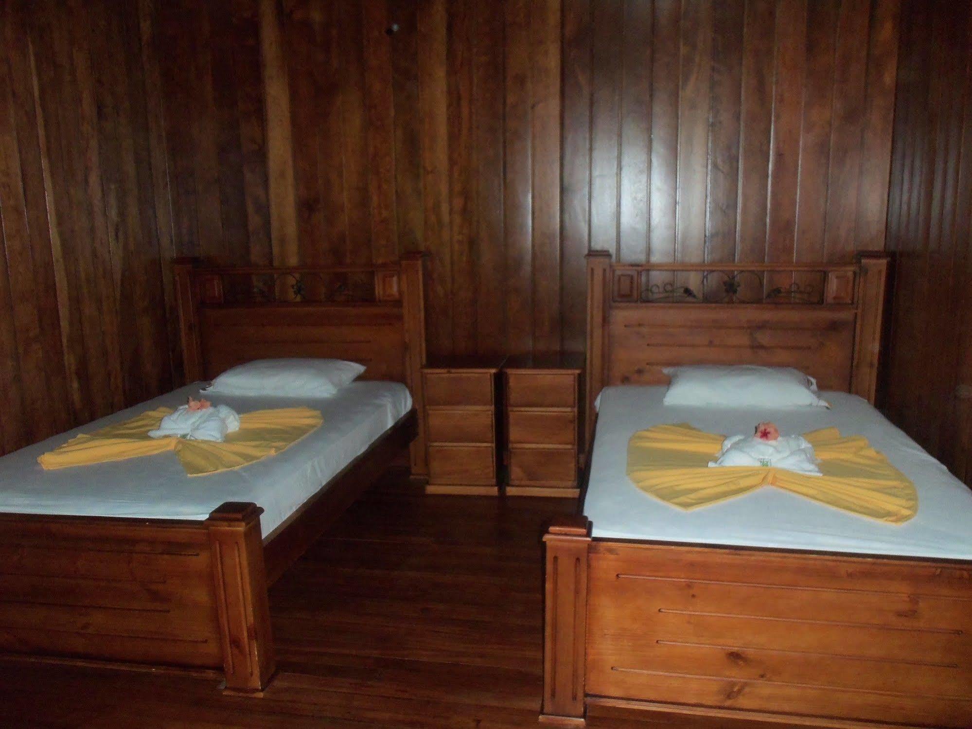 Miss Junies Lodge Tortuguero Eksteriør billede